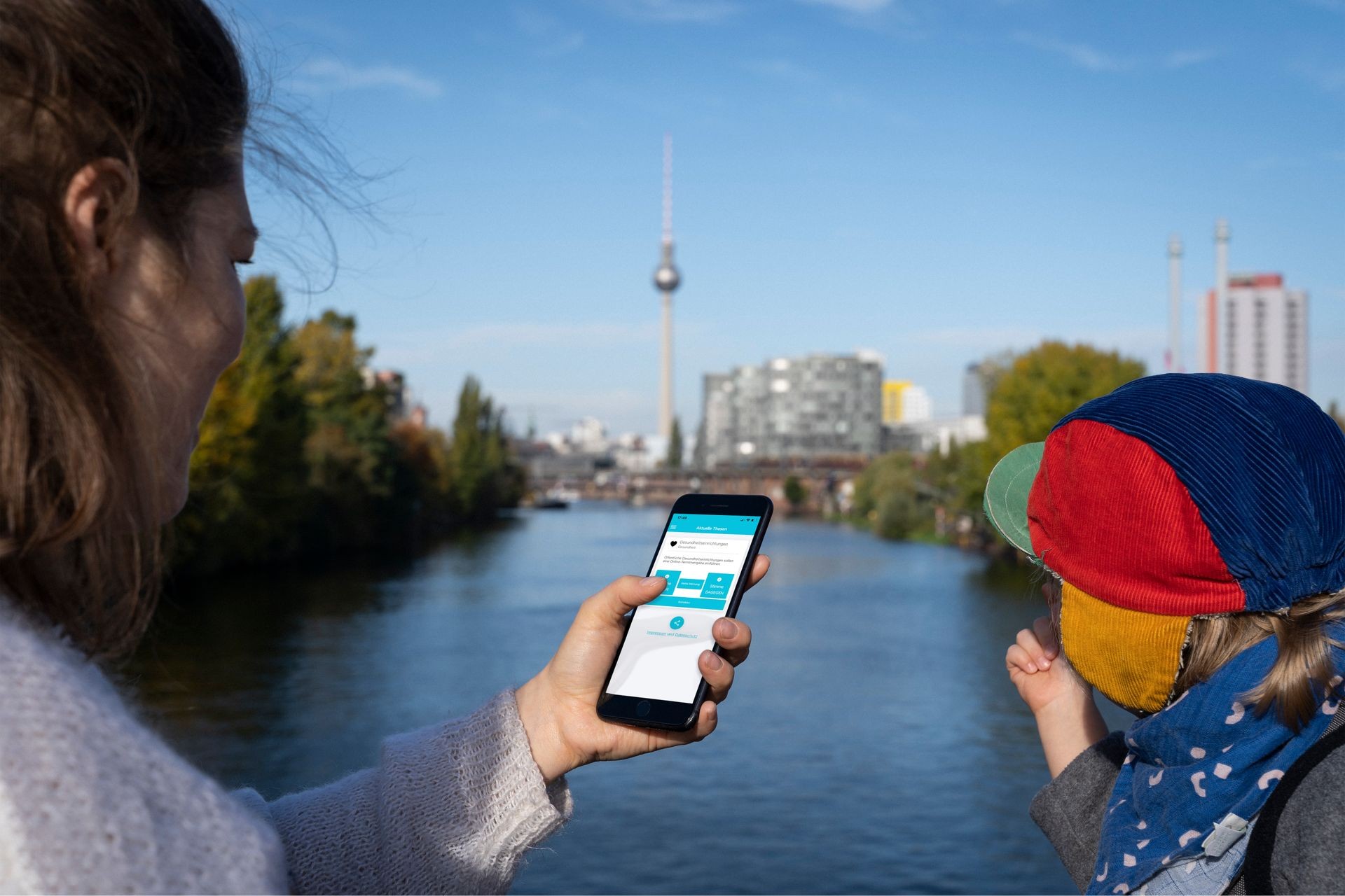 Frau und Kind engagieren sich aktiv in der Stadtplanung durch die Nutzung der democy Bürgerbeteiligungs-App
